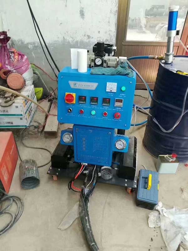 江苏聚氨酯喷涂机 热水管外保温Q2600智能定时施工(图1) 江苏聚氨酯喷涂机 热水管外保温Q2600智能定时施工