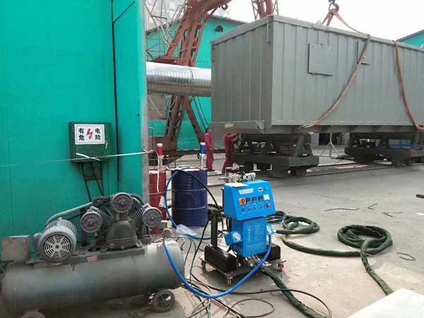 Q2600聚氨酯高压发泡设备用于移动房保温施工