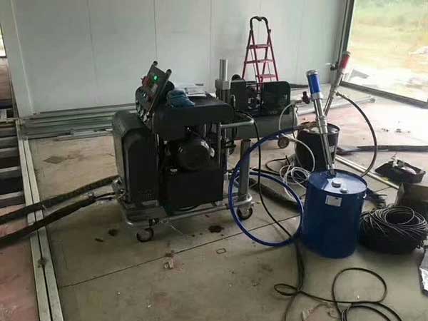 聚氨酯保温发泡机用于轻钢房保温施工