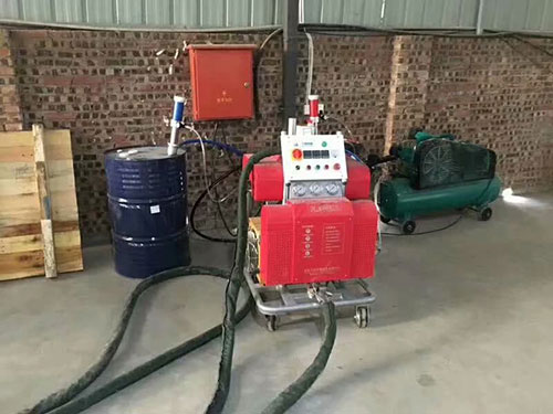 泡沫雕塑表面硬化(图1) 泡沫表面硬化H5600聚脲涂料喷涂机