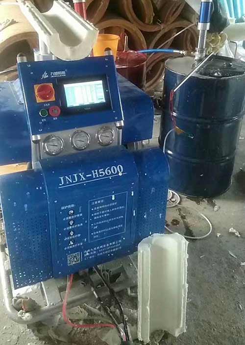 聚氨酯保温材料喷涂机器(图1) Q5600D聚氨酯瓦壳浇注机器